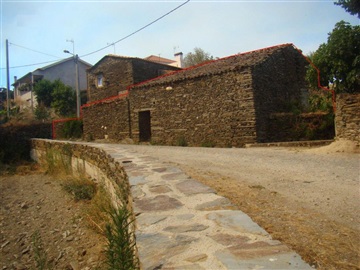 Terreno com ruina / São João da Pesqueira, Vilarouco e Pereiros